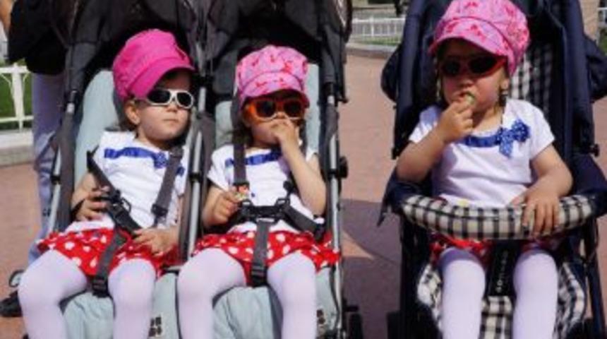 İkiz Ve &Uuml;&ccedil;&uuml;z &Ccedil;ocuk Sahibi Aileler, Taksim Meydanı'nda Buluştu