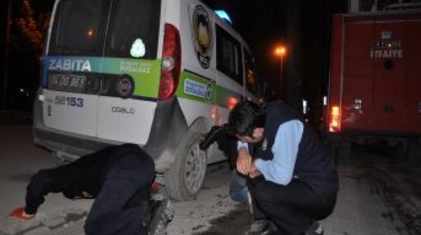 Yavru Kedi, Zabıta Ve İtfaiye Ekiplerine Ecel Terleri D&ouml;kt&uuml;rd&uuml;