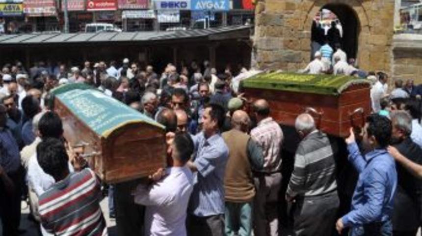 Boşandığı Eşi Tarafından Öldürülen Anne Ve Kızı Yozgat’ta Toprağa Verildi