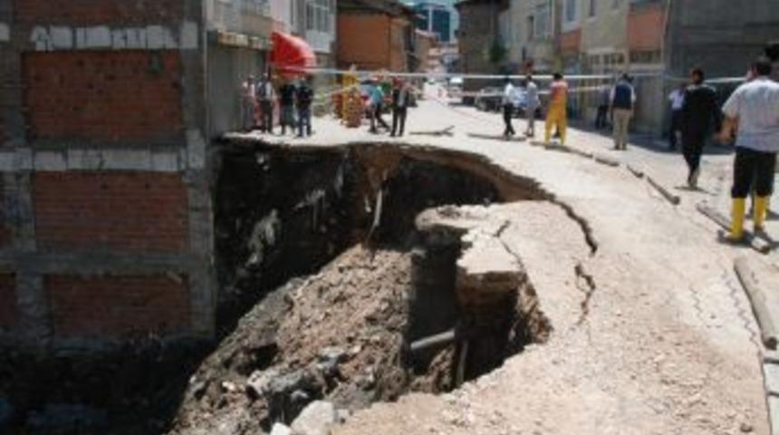 Temel Kazısı Çalışmarı Sırasında Yol Çöktü