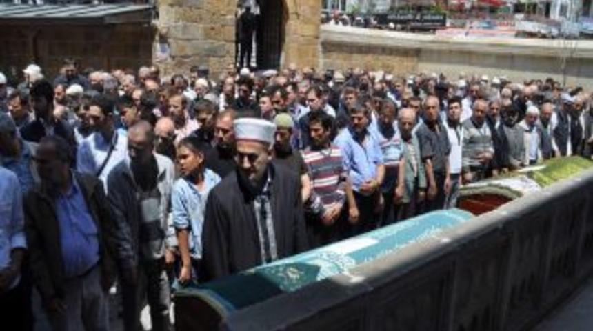 Eski Kocası Tarafından Bıçaklanarak Öldürülen Anne Ve Kızı Yozgat'ta Toprağa Verildi