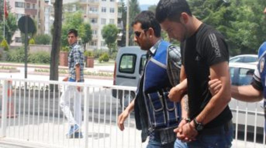 Kamu Dairesi M&uuml;d&uuml;r&uuml;n&uuml; 25 Bin Tl Dolandıran Kişi Yakalandı