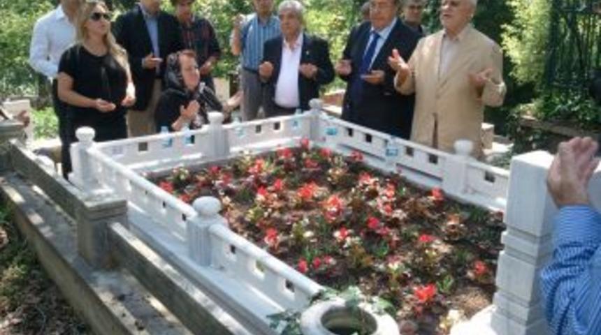 Mehmet &Uuml;st&uuml;nkaya, &Ouml;l&uuml;m&uuml;m&uuml;n 12. Yılında Kabri Başında Anıldı