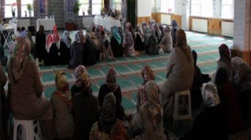 Bayanlar Kur'an-I Kerim Okuma Yarışması D&uuml;zenlendi