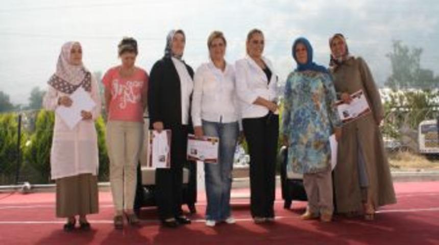 Kimse Yok Mu Derneği 1. Kardeşlik Şenliği'nde Reyhan Karaca Sahne Aldı