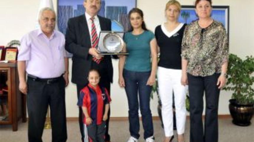 Başkan T&uuml;rk&rsquo;e Plaket