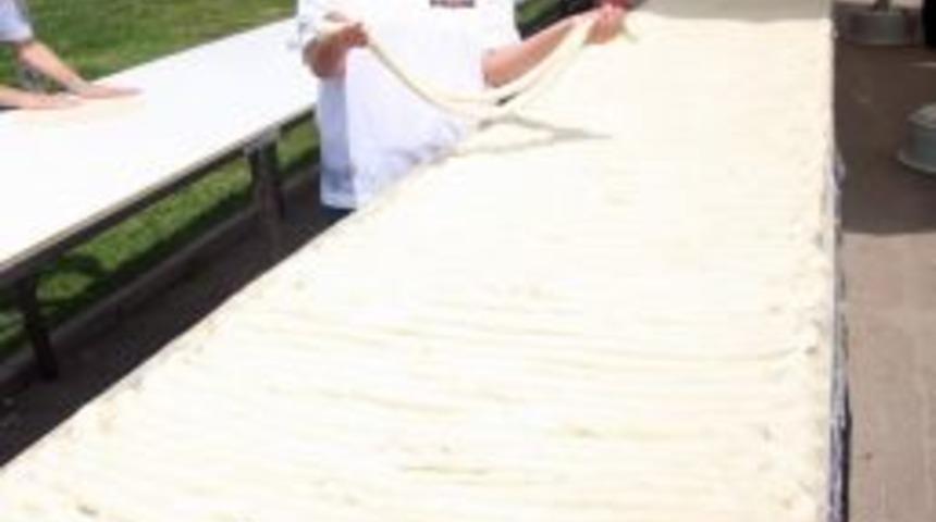 2 Bin 23 Metrelik B&ouml;rek Guinnes Rekorlar Kitabına Aday