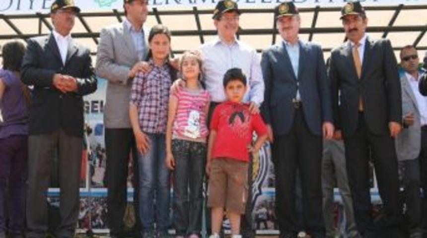 Bakan Davutoğlu, Polis Pilavında