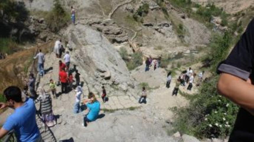 Tortum Şelalesine Akın