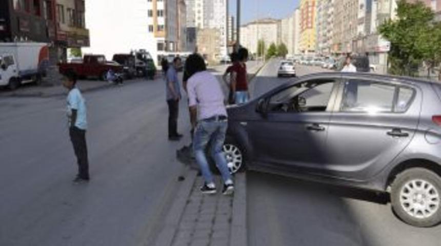 Benzin Damlayan Otomobile, Ellerinde Sigara İle M&uuml;dahale Ettiler