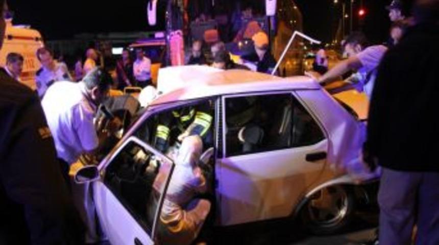 Aksaray&rsquo;da Yolcu Otob&uuml;s&uuml; Ile Otomobil &Ccedil;arpıştı: 2 Ağır Yaralı