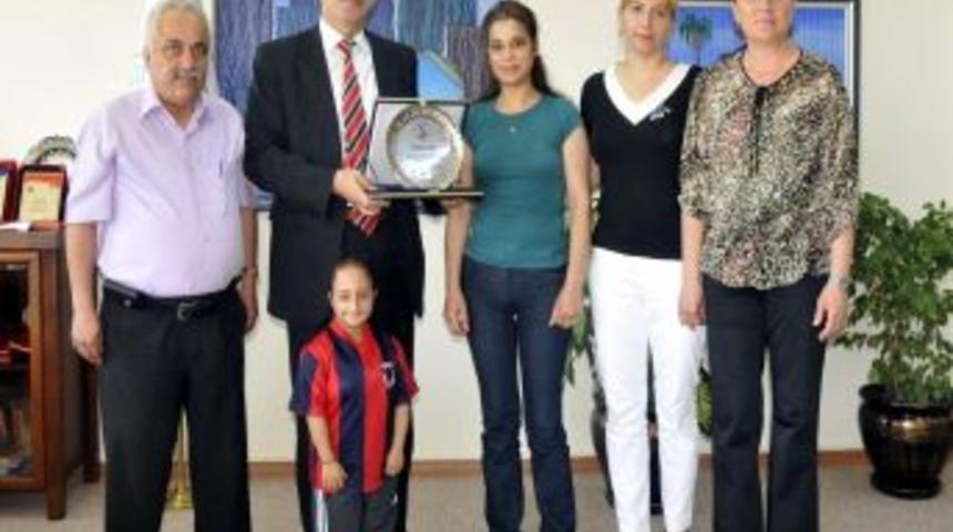 Okula Desteklerinden Dolayı Başkan T&uuml;rk'e Plaket