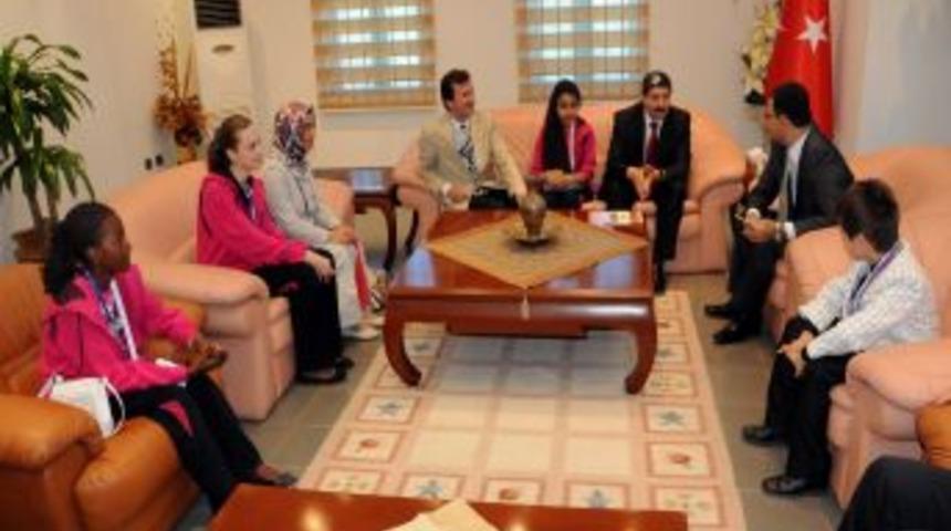 Diyarbakır Valisi Toprak: D&uuml;nya &Ccedil;ocukları Barış K&ouml;pr&uuml;leri Kuruyor