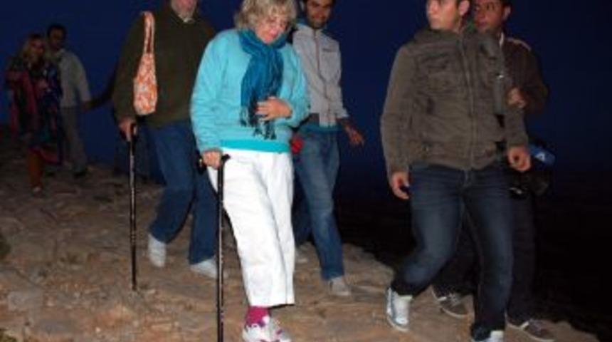 Bastonlarıyla Nemrut'a Tırmandılar