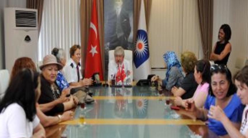 Başkan Akaydın'dan Ayşe Kaptan'a Veda Plaketi