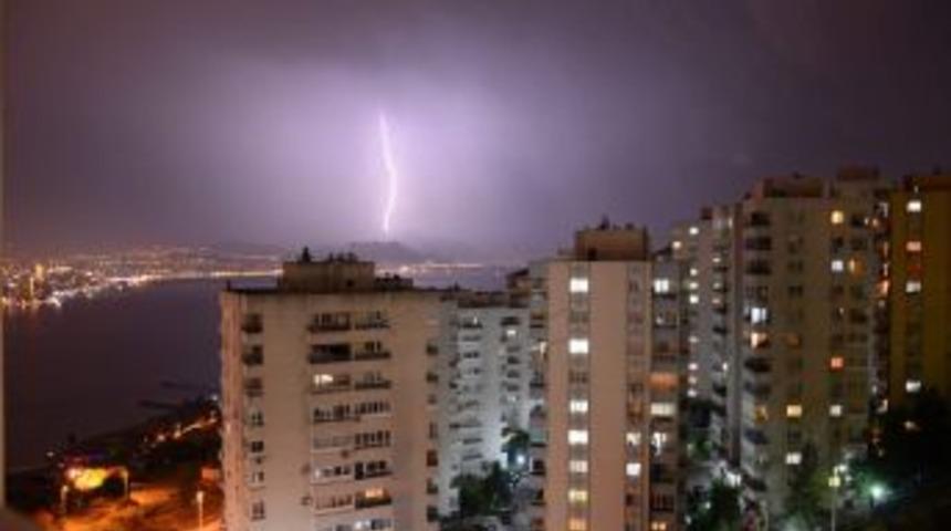 İzmir Şimşeklerle Aydınlandı