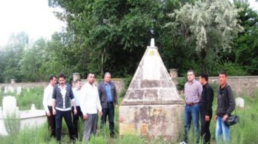 Asimder'den Milli Kahraman Hacı Ekber Tufan'ın Mezarına Ziyaret