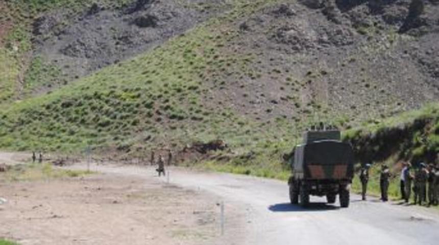 Y&uuml;ksekova-Hakkari Karayolu Patlama Sebebiyle Trafiğe Kapatıldı