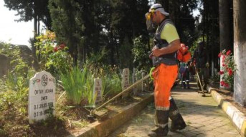 Başiskele Mezarlıklarında Bakım &Ccedil;alışmaları S&uuml;r&uuml;yor