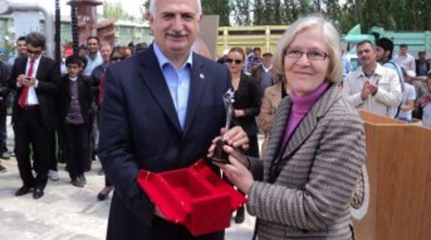 Narman'da Aşık S&uuml;mmani Anısına Resim Sergisi A&ccedil;ıldı