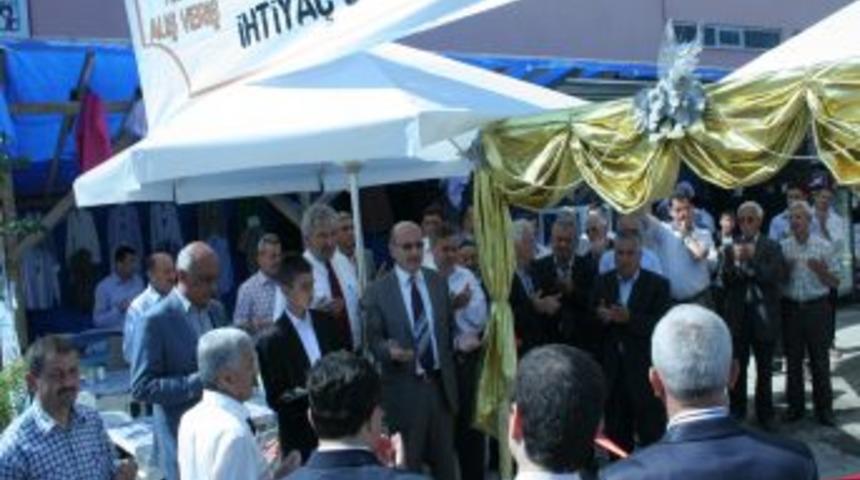 Bu Kermeste Araba, Gelinlik Ve Damatlık Bile Var