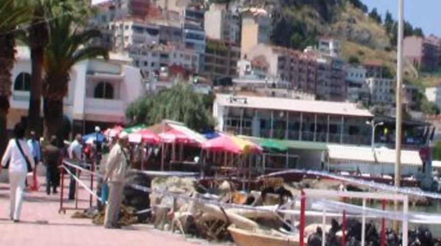 Kuşadısı'nda Denizden &Ccedil;ıkarılan 'ev Eşyaları' Sergilendi