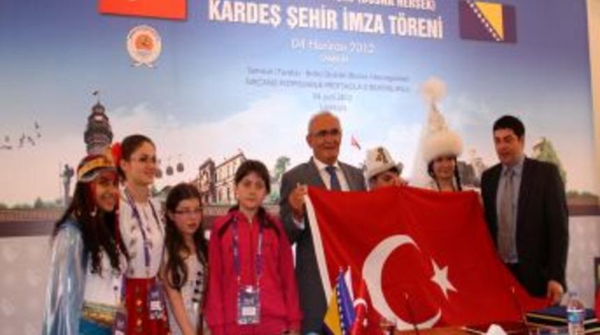 Kardeş Şehir Imza T&ouml;renine T&uuml;rk&ccedil;enin &Ccedil;ocukları Renk Kattı