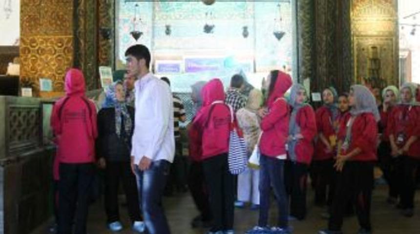 T&uuml;rk&ccedil;e'nin &Ccedil;ocukları Mevlana'yı Ziyaret Etti