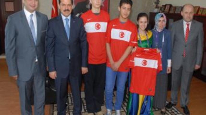 Başsavcı Yeldan'dan Yabancı &Ouml;ğrencilere Milli Takım Forması