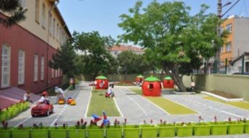 Okul Bah&ccedil;esine trafik eğitim pisti yapıldı