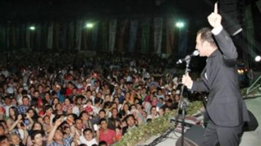 Ferhat G&ouml;&ccedil;er Bakırk&ouml;y&rsquo;&uuml; salladı