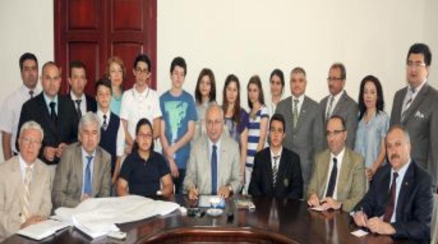 Akhisarlı &Ouml;ğrenciler, Il&ccedil;eye Amfiteatr Yapacak