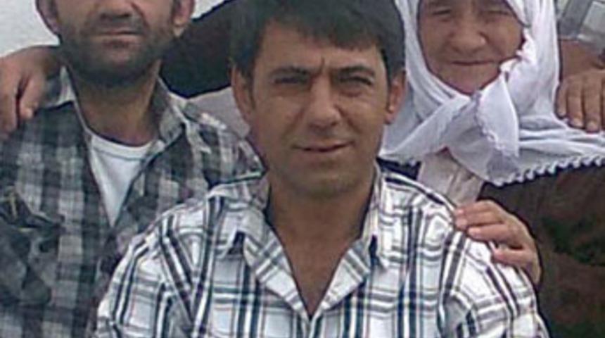 Eşinin sırtına ismini kazıdı