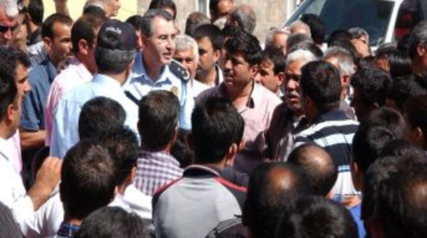 9 Yaşındaki Kızın Kazada &Ouml;ld&uuml;ğ&uuml; Caddeyi Trafiğe Kapattılar