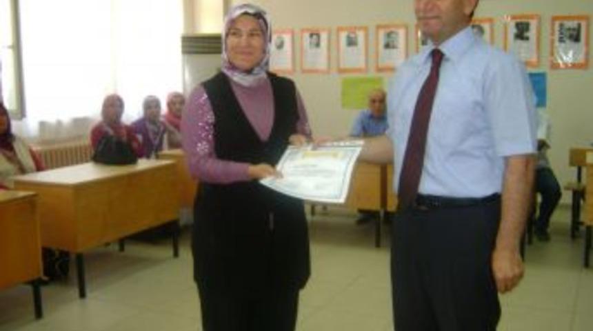 Aile Seminerine Katılan &Ouml;ğrenci Velileri Sertifikalarını Aldı