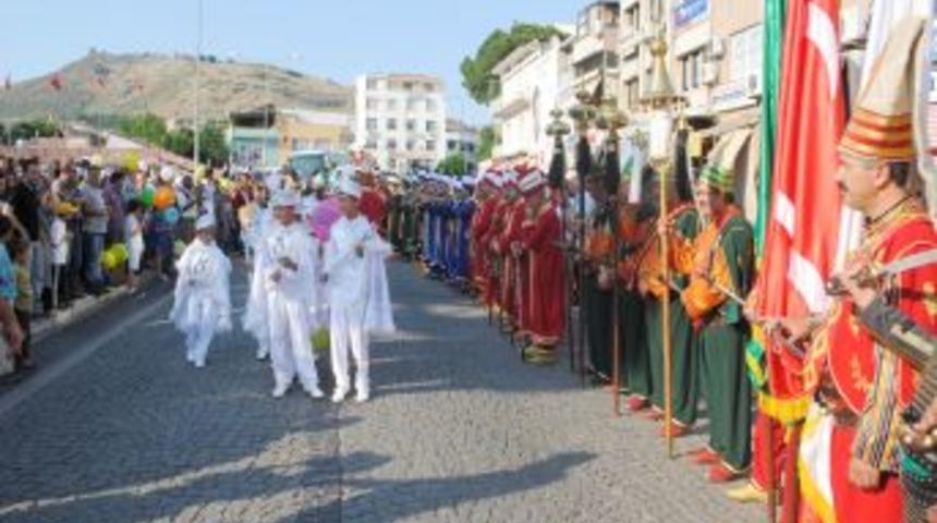 Bergama G&ouml;n&uuml;ll&uuml; Anneler Derneği Toplu S&uuml;nnet Ş&ouml;leni D&uuml;zenledi
