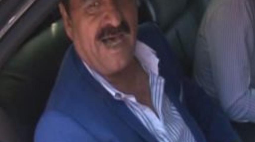 Tatlıses Aracını Durdurup T&uuml;rk&uuml; S&ouml;yledi