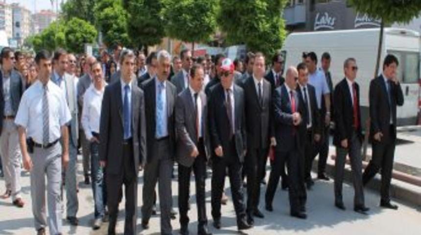 Bahar Şenlikleri Şehir Meydanında D&uuml;zenlenen Y&uuml;r&uuml;y&uuml;şle Başladı