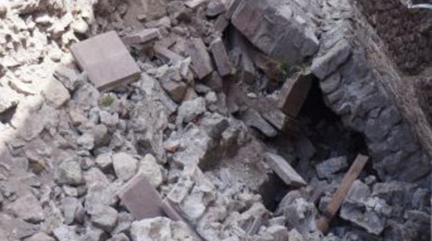 Alimlerin Yattığı Mezarlığın Duvarı Yıkıldı, Kabirler Tahrip Oldu