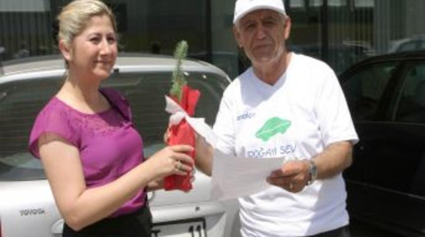 İşadamı Onat&ccedil;a, M&uuml;şterilerine &Ccedil;am Fidanı Hediye Etti