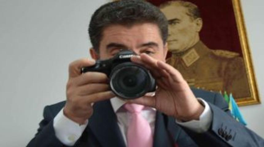 Bakan Yardımcısı Cantimur Fotoğraf Makinesini Elinden D&uuml;ş&uuml;rm&uuml;yor