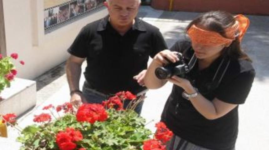 'g&ouml;rmeyen G&ouml;zler Fotoğraf &Ccedil;ekiyor'