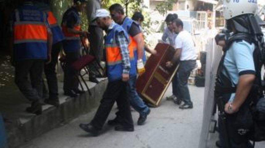 İşyeri Yıkılan Esnaf Camı &Ccedil;er&ccedil;eveyi İndirdi