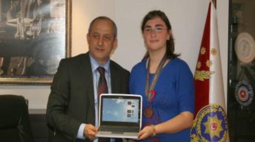 Polis Kızının Başarısı, Emniyet M&uuml;d&uuml;r&uuml; Tarafından &Ouml;d&uuml;llendirildi