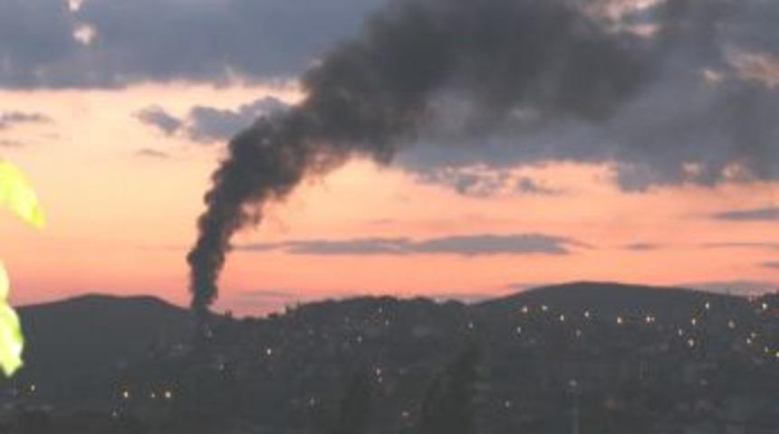 Yozgat'ta Yakılan Ara&ccedil; Lastikleri &Ccedil;evreyi Kirletiyor