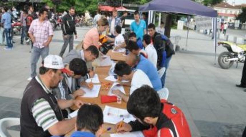 D&uuml;zceli Motosiklet&ccedil;iler Pist İ&ccedil;in İmza Topladı