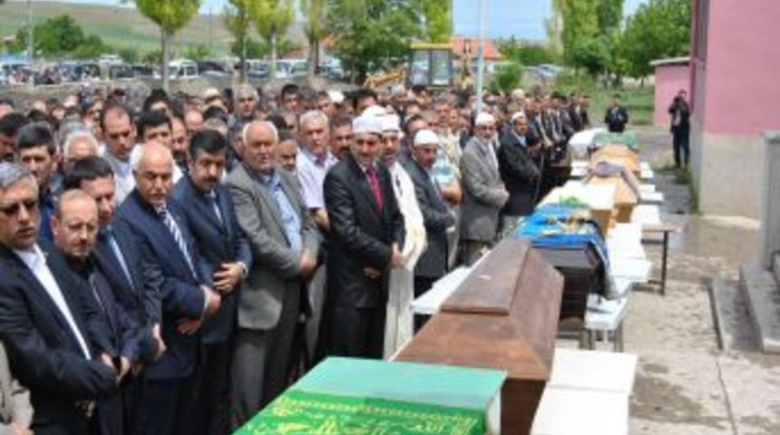 Trafik Kazasında &Ouml;len 8 Kişi Son Yolculuğuna Uğurlandı