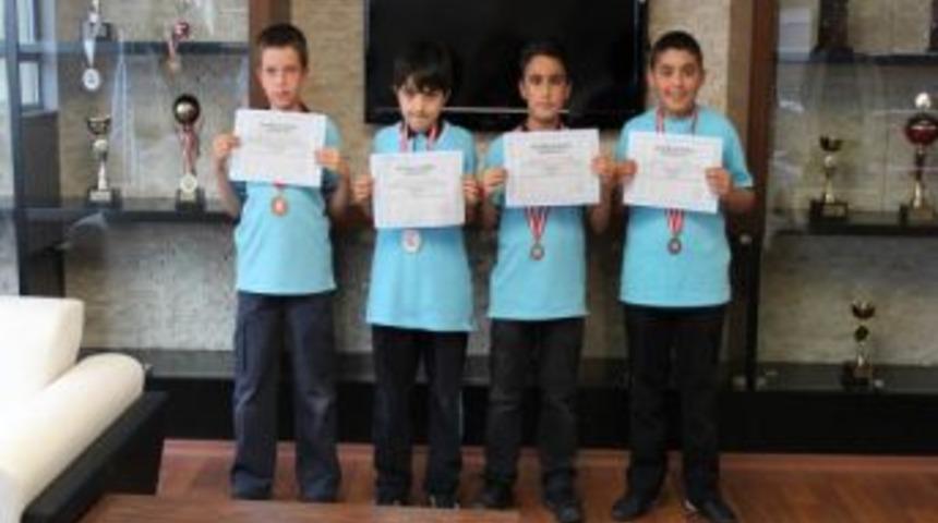 Yusuf Tanıklı Minikler İstanbul'dan Madalya Ile D&ouml;nd&uuml;