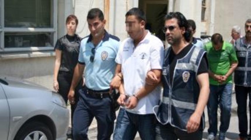 İzmir'de Bir Kişinin &Ouml;ld&uuml;ğ&uuml; Silahlı Kavgaya 3 Tutuklama