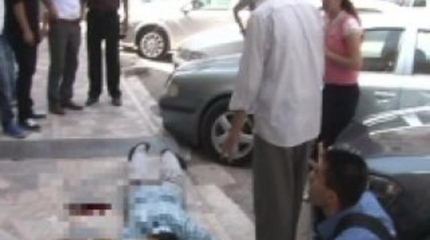 Sokak Ortasında Bı&ccedil;akladılar